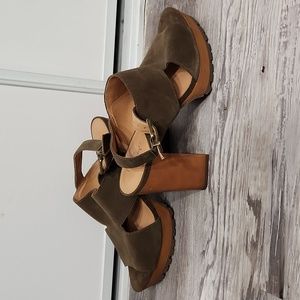 Crown Vintage Woman's 9.5 Olive Green with wood and tan colors